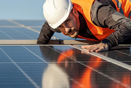 Monteur controleert zonnepanelen op een dak